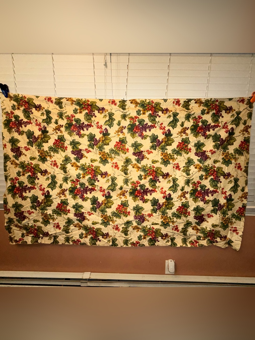 🍇 Vineyard Grapes Decorative Tablecloth – 3’8” x 5’10” 🍇